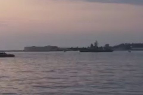 У Севастопольській бухті на рейд виведено військовий корабель