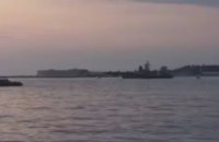 В Севастопольской бухте на рейд выведен военный корабль