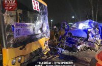 У Києві від зіткнення з маршруткою зім'яло мінівен