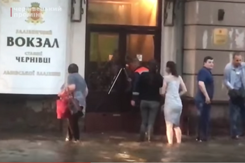​В Черновцах из-за сильного ливня затопило улицы и ж/д вокзал