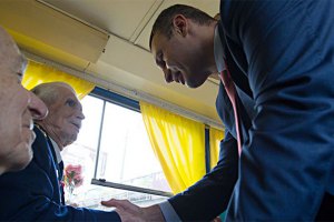 Кличко покатался с ветеранами на ретро-трамвае