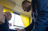Кличко покатался с ветеранами на ретро-трамвае