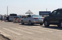 На границе с Крымом два КПВВ ограничили пропуск транспорта