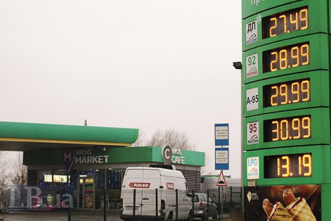 Заправки снизили цены после встречи с Зеленским