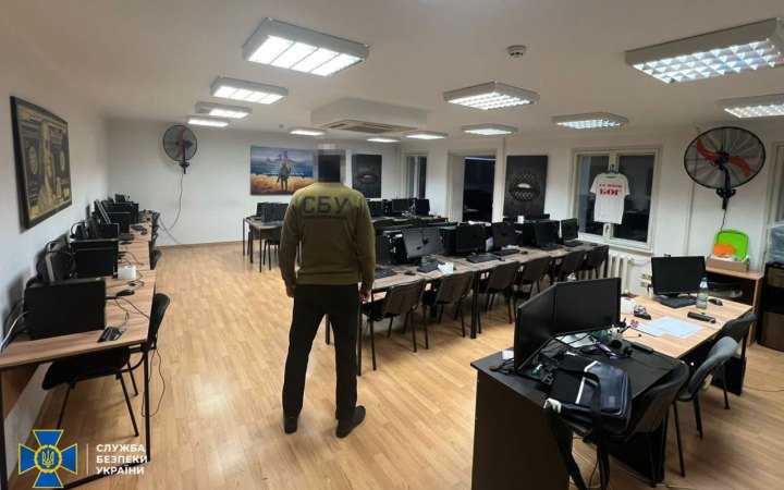 СБУ і Нацпол за добу припинили роботу понад сотню шахрайських кол-центрів