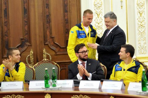Порошенко вручил госнаграды участникам "Игр Непокоренных"