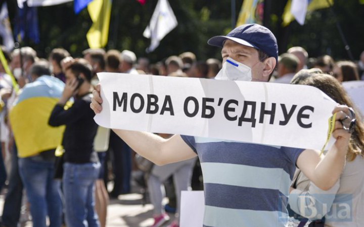 Молодь частіше називає українську мову рідною, ніж старше покоління, - опитування