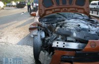 В Киеве спорткар врезался в машину с маленьким ребенком