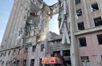 Кількість жертв від удару по Миколаївській ОДА зросла до 15