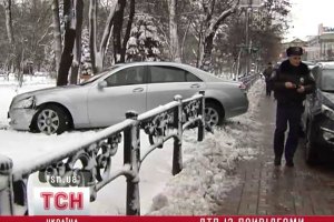 Автомобиль нардепа влетел в ограждение возле Верховной Рады