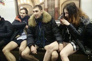 Московская полиция разыскивает участников флешмоба "В метро без штанов"