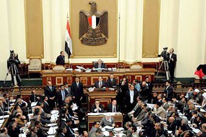 Египетский парламент приостановил работу на неделю