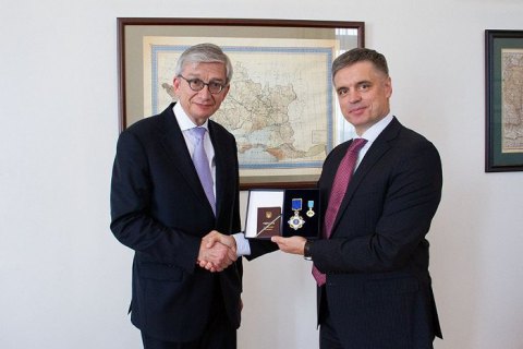 Пристайко вручил орден экс-главе Всемирного конгресса украинцев Чолию