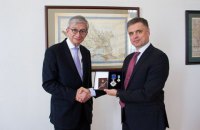 Пристайко вручил орден экс-главе Всемирного конгресса украинцев Чолию