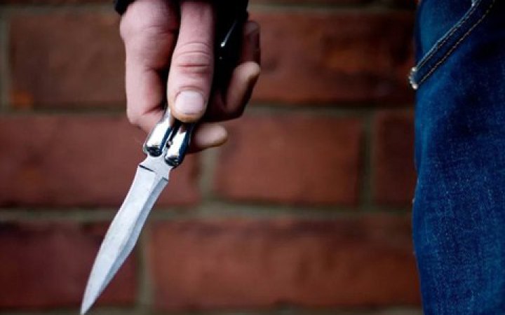 У центрі Києва невідомі завдали військовому ножові поранення