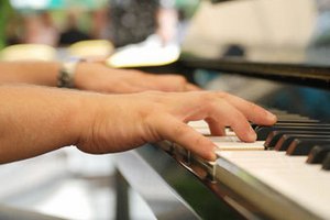 В Риге семью оштрафовали за игру на пианино