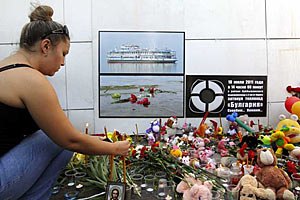 Водолазы обнаружили тела трех женщин на теплоходе "Булгария"