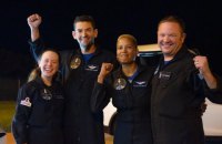 Гражданские астронавты миссии SpaceX успешно вернулись на Землю
