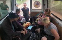 Волонтери продовжують евакуювати населення Луганщини