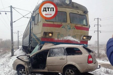 Под Киевом поезд протаранил автомобиль, который пытался "проскочить" переезд на красный свет