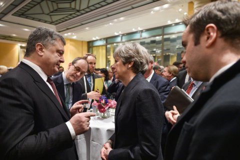 Порошенко пригласил Мэй посетить Украину