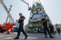 Киевские власти начали демонтаж каркаса новогодней елки на Майдане (добавлены фото)