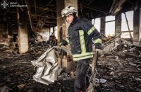 У Харкові більше доби гасили пожежу після ракетного обстрілу росіян