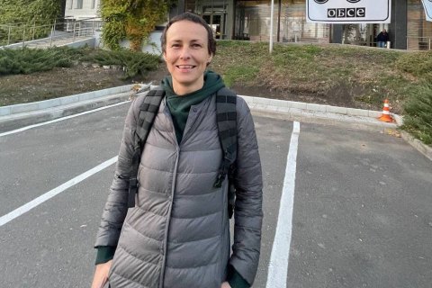 Украинофобка Чичерина пела перед зданием миссии ОБСЕ в оккупированном Донецке