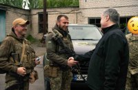 ​Порошенко передав у 28-му бригаду, яка прикриває Миколаїв та Одесу, пікапи, генератори і "старлінки" 