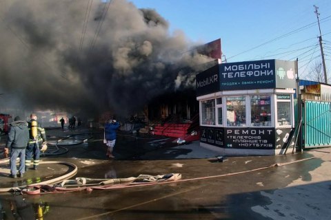 В Кривом Роге горел рынок, огонь тушили более трех часов (обновлено)
