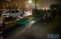 Жители киевских Позняков снесли забор скандального строительства на ул. Ревуцкого