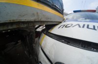В Киеве патрульные во время преследования нарушителя врезались в грузовик "Киевавтодора"
