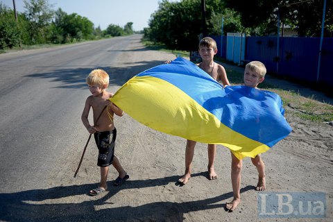 Яценюк анонсировал принятие закона о государственном флаге