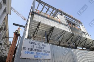 Скандальную стройку у метро "Театральная" снесут. После достройки