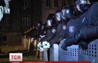 "Беркут" возле АП держит в руках белые хризантемы