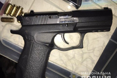 В селе возле Буковеля киевлянин открыл стрельбу из пистолета 