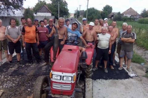 Жители закарпатского села сами заасфальтировали все улицы