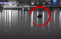 На Днепре в Киеве дрейфовала и едва не врезалась в Парковый мост неуправляемая баржа