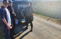 ​На Закарпатті палій трави викликав поліцію та ДСНС, бо через вітер вогонь почав поширюватись