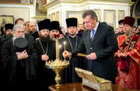 Янукович в Лавре поклонился мощам