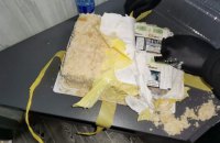 Украинец пытался вывезти в Румынию торт "Наполеон", начиненный сигаретами