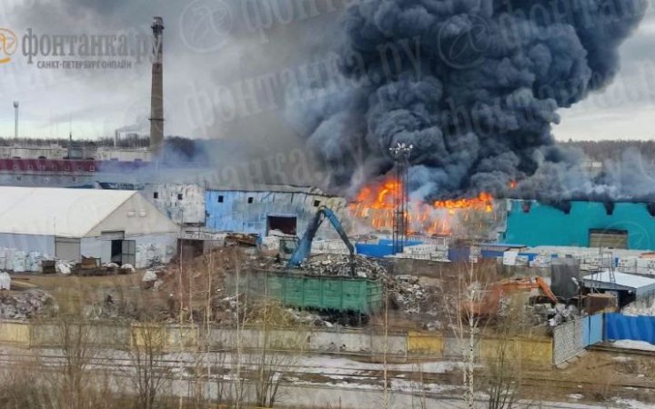 У Санкт-Петербурзі зайнялася сильна пожежа у районі аеропорту, авіарейси обмежено (оновлено) 