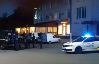В Каховке вооруженный мужчина забарикадировался в доме и взял заложницу