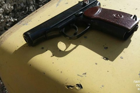 В Киеве патрульные задержали мужчин, устроивших стрельбу из люка автомобиля