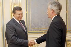 США обещают следить за Януковичем