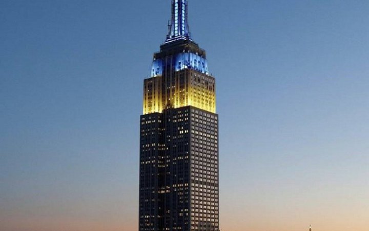 Верхня частина хмарочоса Empire State Building у Нью-Йорку щодня підсвічуватиметься кольорами прапора України