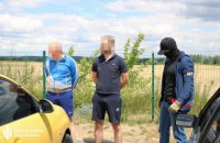 Двух следователей из Мелитополя задержали при получении $10 тыс. взятки