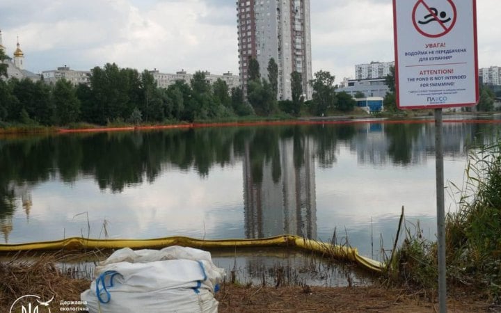 На Кирилівському озері в Києві виявили нові витоки нафтопродуктів після ворожої атаки