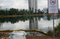 На Кирилівському озері в Києві виявили нові витоки нафтопродуктів після ворожої атаки