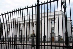 Забор возле Рады снова восстановили
